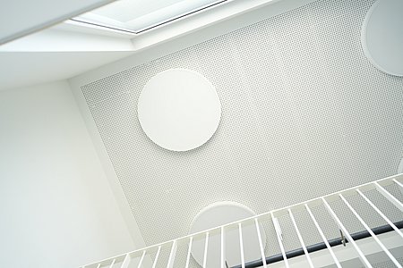 Runde Leuchten im Treppenhaus des Quartier Limneshofs