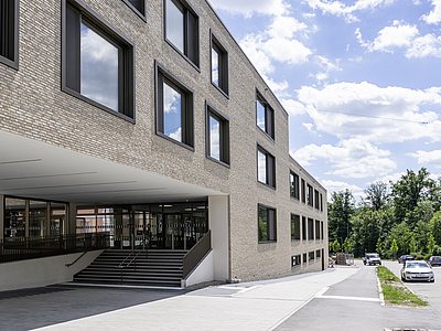 Eingangsbereich des neuen Schulhauses am Betty-Hirsch-Schulzentrum