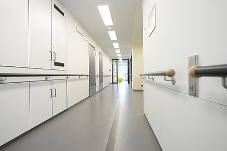 Flur im Quartier Limeshof mit länglicher Deckenleuchte