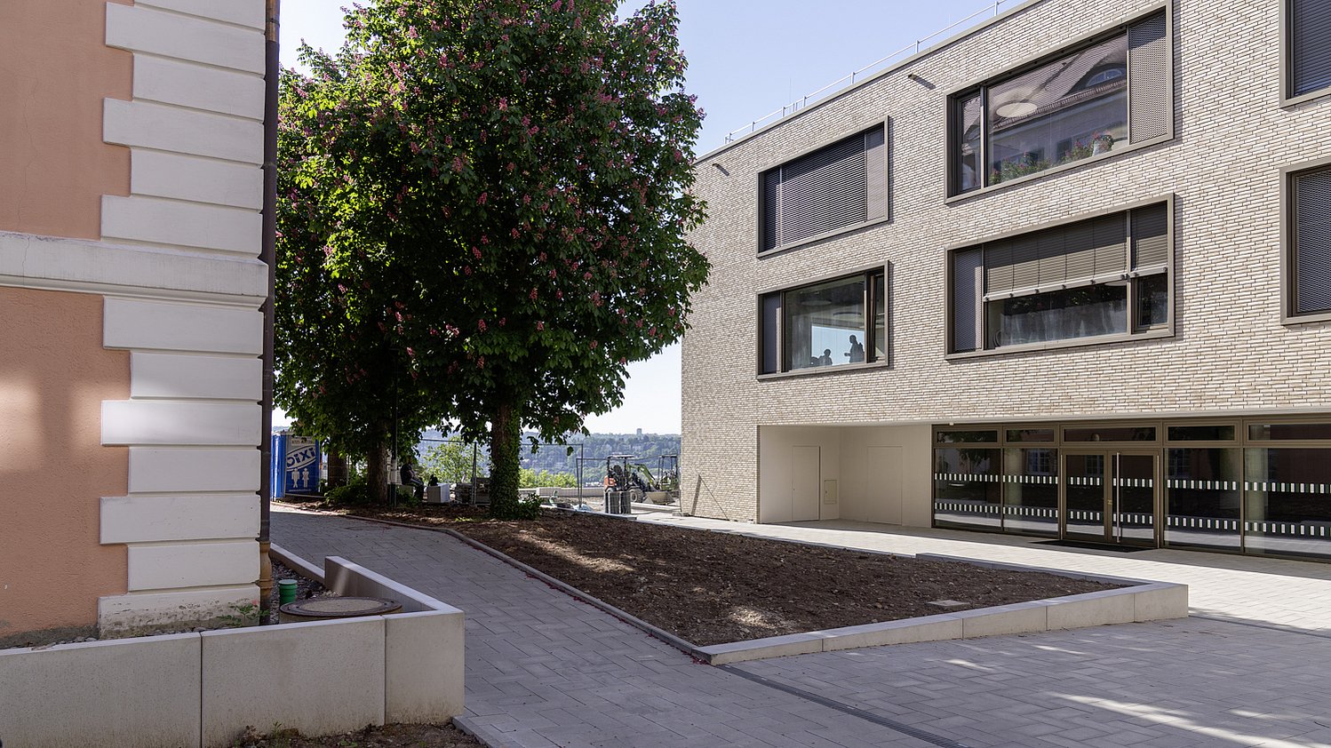 Ansicht des neuen Schulhauses des Betty-Hirsch-Schulzentrums