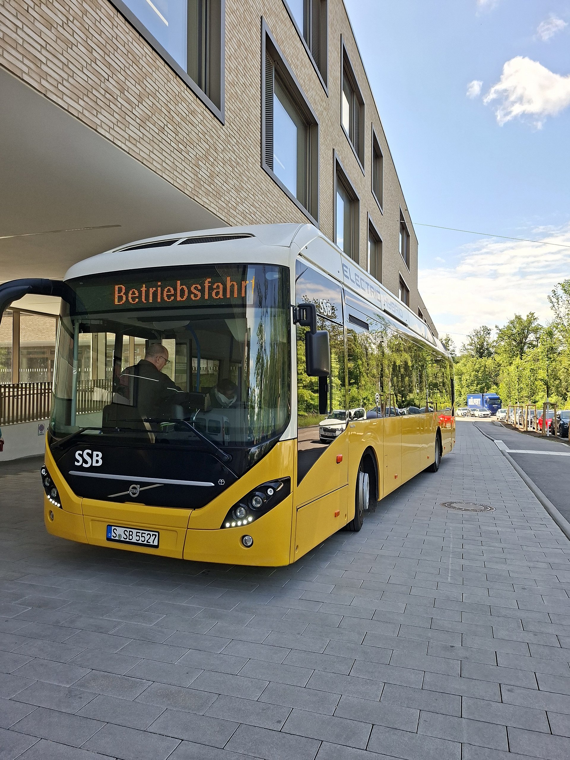 Ein gelber Bus steht vor dem Betty-Hirsch-Schulzentrum