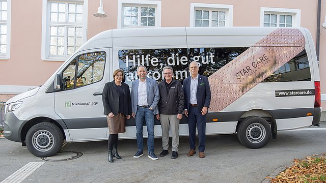 Die Vorstände von Star Care Thomas Jaißle und Hans-Joachim Oettinger und die Vorstände der Nikolauspflege Anne Reichmann und Roland Flaig stehen vor dem neuen Sprinter 
