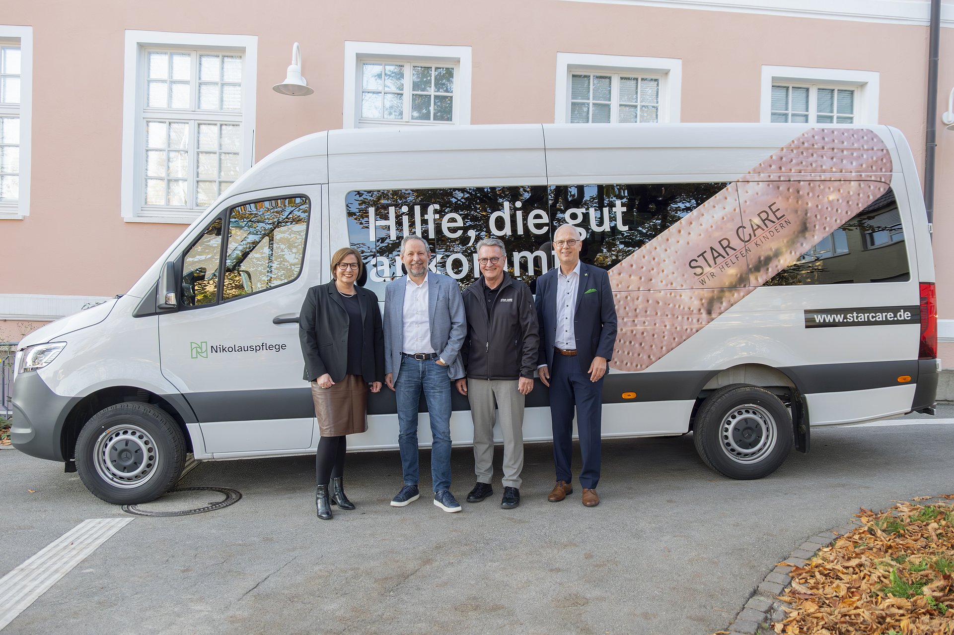 Die Vorstände von Star Care Thomas Jaißle und Hans-Joachim Oettinger und die Vorstände der Nikolauspflege Anne Reichmann und Roland Flaig stehen vor dem neuen Sprinter 