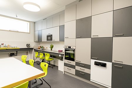 Eine Küche mit Kontrasten und runden großen Deckenleuchten