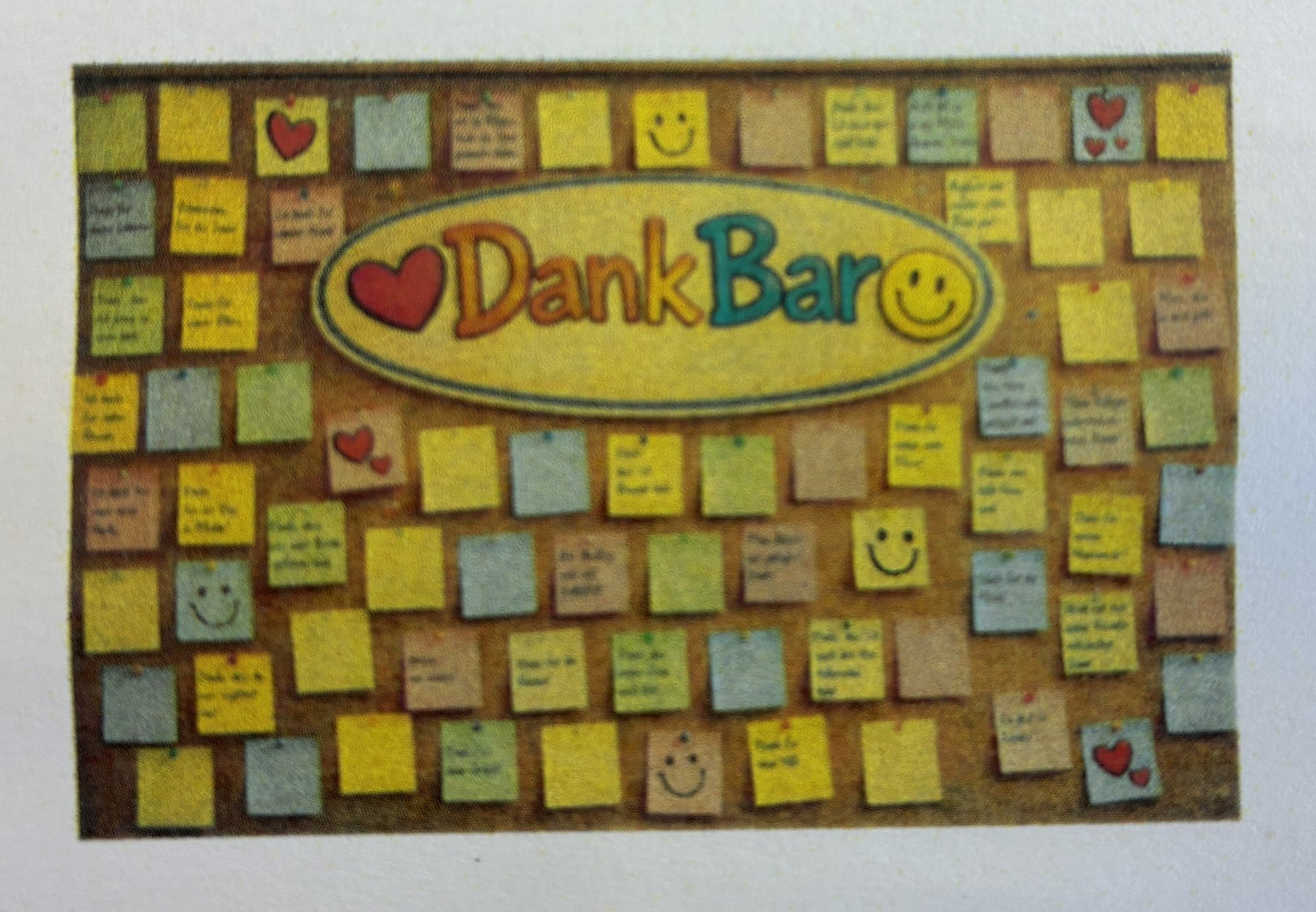 Auf einer großen Pinwand hängen viele bunte Zettel mit Botschaften darauf. In der Mitte steht auf einem ovalen Zettel DankBar mit einem Herz und einem Smiley